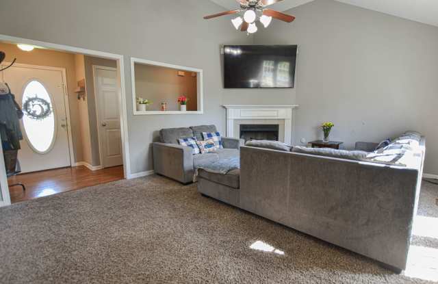 Pet Friendly Three Bedroom! Gallery 3
