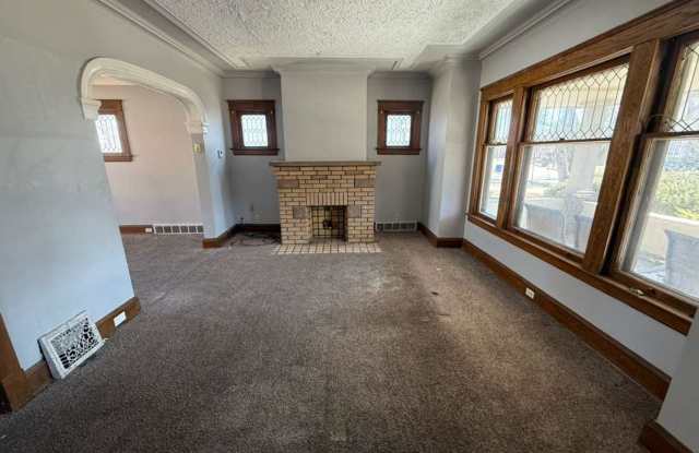 4 BED 1 BATH SINGLE FAMILY HOME IN CLEVELAND! photos photos