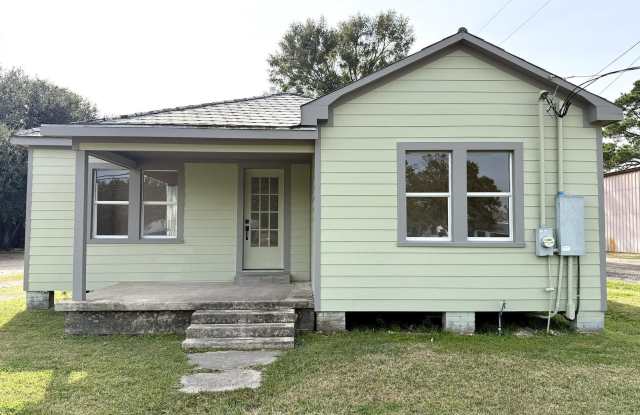 1014 Napoleon Avenue - 1014 Napoleon Avenue, Sunset, LA 70584