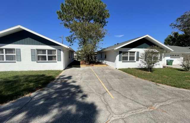Unit B: 2BR 1BA with Vaulted Ceilings and Private Backyard, Clearwater Gallery 3