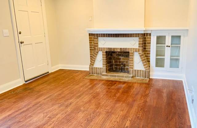 Large 1BD 1BA Apartment with Bonus Area Located in Historic Miller Neighborhood!! Gallery 3