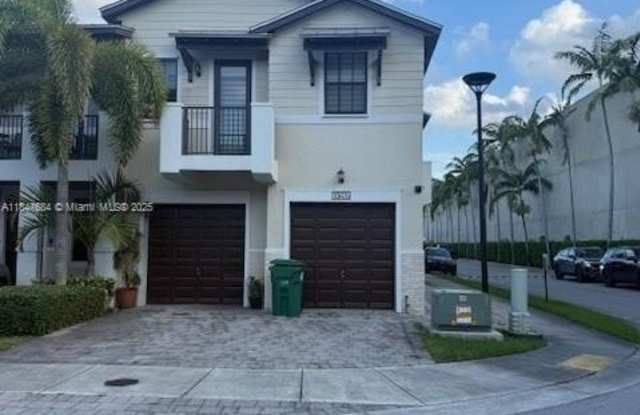 10476 NW 61st St photos photos