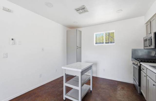 1226 E. Elm St. Gallery 4
