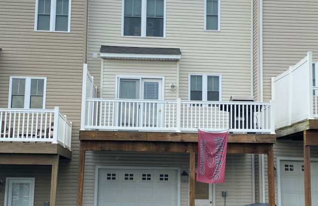 Townhouse on Deyerle Ave Gallery 3