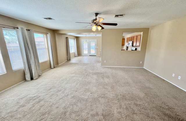 Nice 3 Bedroom + Den/Office Single Level Home! Gallery 4