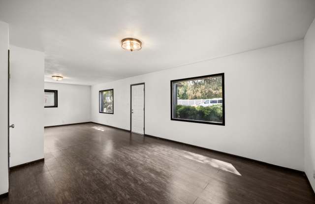 4 Bed 1.5 Bath Davenport Home! Gallery 4