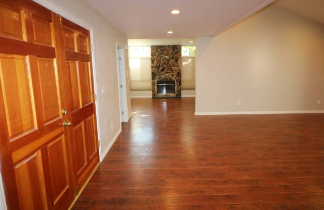 Lovely, 3/Bed, 2/Bath Home in Northridge ! - 9521 Gladbeck Avenue, Los Angeles, CA 91324
