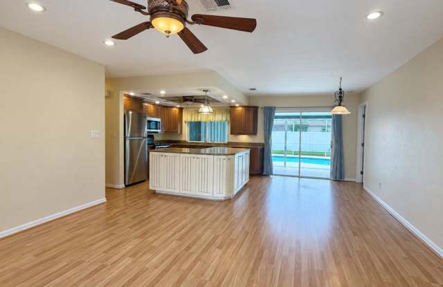 3 Bedroom/2 Bathroom Home with Pool Gallery 3