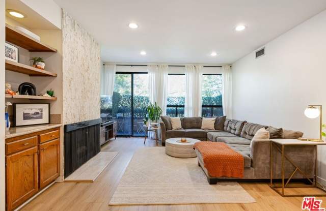 1833 Fairburn Ave photos photos