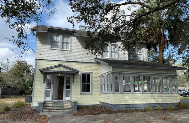 5 Bedroom/5.5 Bath located near UF Campus - call/text 352-281-7133 photos photos
