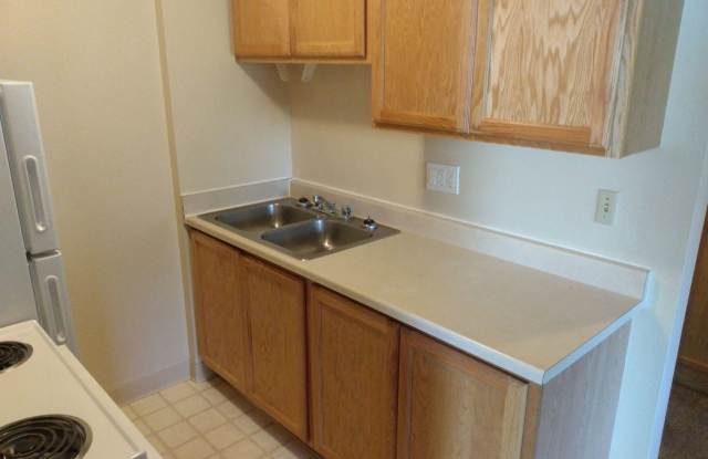 2 bedroom, 1 bathroom Upstairs Apartment - Cimarron Apartments - 1920 Arthur Street, Altamont, OR 97603