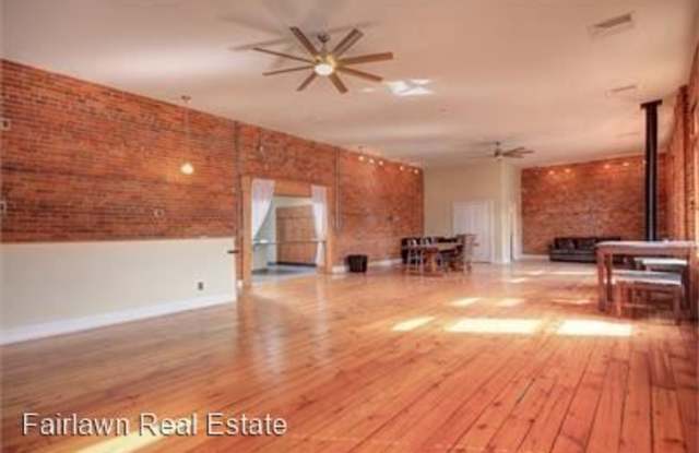 204 North Neil Street #B Gallery 3