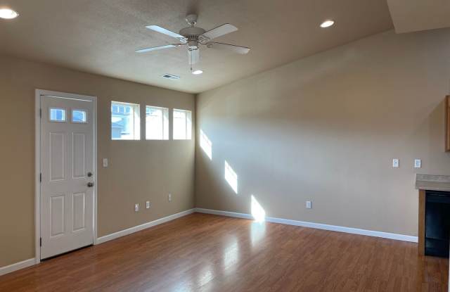 Charming 2 Bedroom 2 Bath Townhome Gallery 3