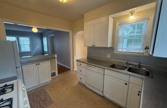 3 Bed, 1 Bath Single-Family Home in Quiet Cul-de-Sac – Pet Friendly! Gallery 3