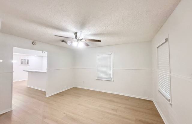 Adorable 2/1/1 Cottage in Angleton!! Gallery 4