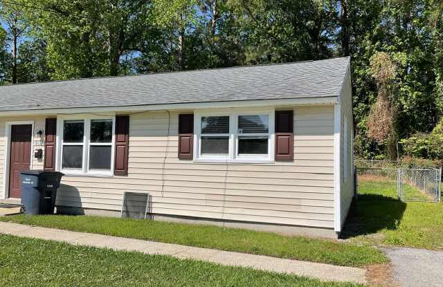 Come see this duplex that is conveniently located in the middle of town with-in walking distance to schools, shopping centers, and restaurants. All pets must be approved by the owner. Owner will only accept 2 dogs NO CATS. - 1211 Davis Street, Jacksonville, NC 28540