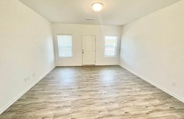 Rare opportunity! 2 br 2.5 ba in charming townhome community. Minutes from I-85 and only 25 min to Charlotte! Gallery 3