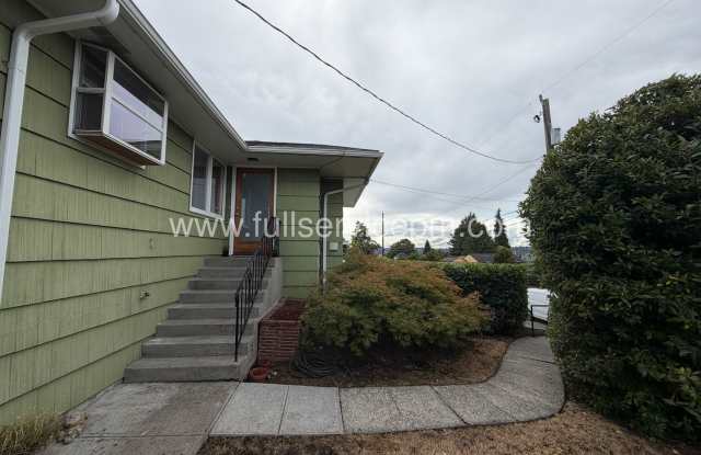 SPACIOUS BEACON HILL HOME WITH HUGE FENCED YARD, HOT TUB & GARAGE! Gallery 4