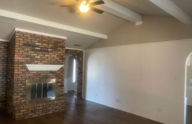 Spacious House Located on a Cul-de-sac Street Gallery 4