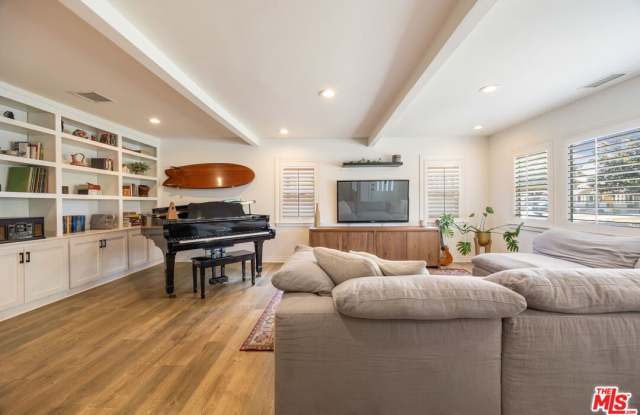 1837 N Middleton Pl Gallery 4