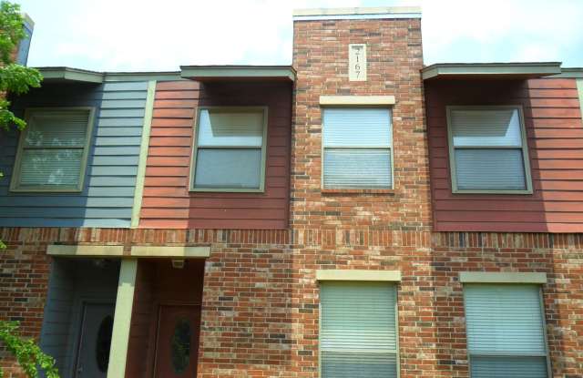 Very nice townhome with 2 Master suites and a study or a 3rd bdrm. 3 Baths. AVAILABLE NOW! - 2167 Houston Avenue, Norman, OK 73071