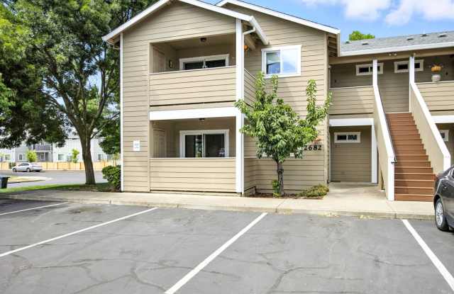 Comfortable 2-Bedroom 2-Bathroom Upstairs Apartment in Desirable East Medford photos photos