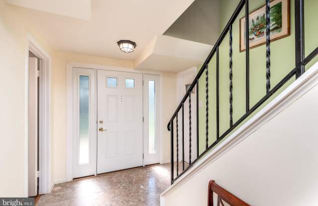 6914 ROSEMONT Gallery 3