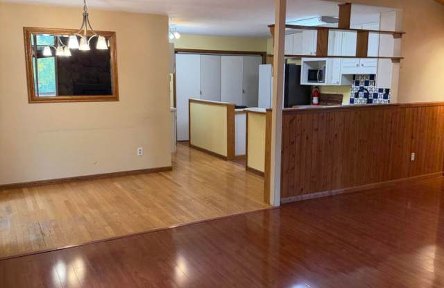 South Anchorage 3 Bedroom/1.75 Bath Home with Sun Room! Gallery 4