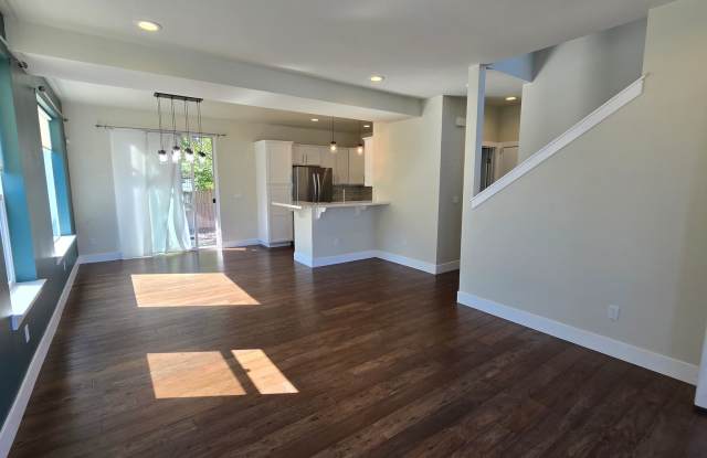 Newer Contemporay Home in Midtown Gallery 3