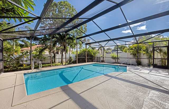 2 Bedroom 2 bath Pool Home in Naples park Gallery 3