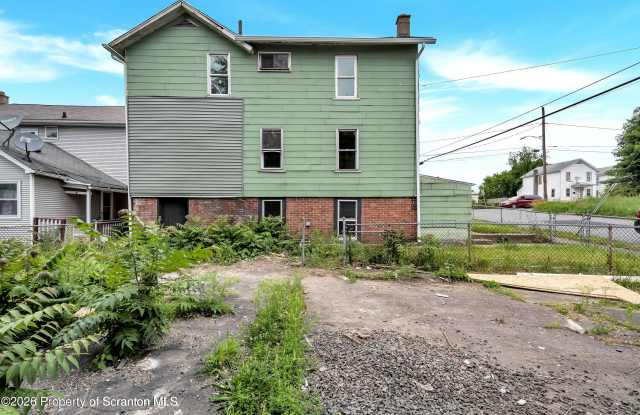 127 1/2 N Garfield Avenue Gallery 2