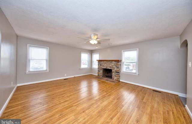 2110 MARTIN LN Gallery 2