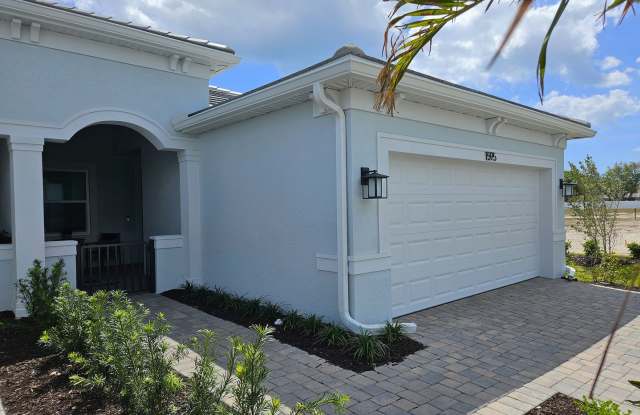 Beautiful Seasonal Englewood Villa- DOG FRIENDLY - new construction with Community Pool! – Located minutes from Englewood Beach, Hospital, & YMCA! Gallery 4