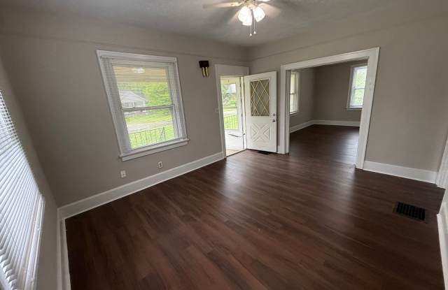 Beautifully Renovated 3 Bedroom/2 Bath - Half off First Month's Rent! Gallery 4