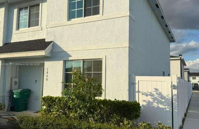 1020 NW 5th Ter photos photos