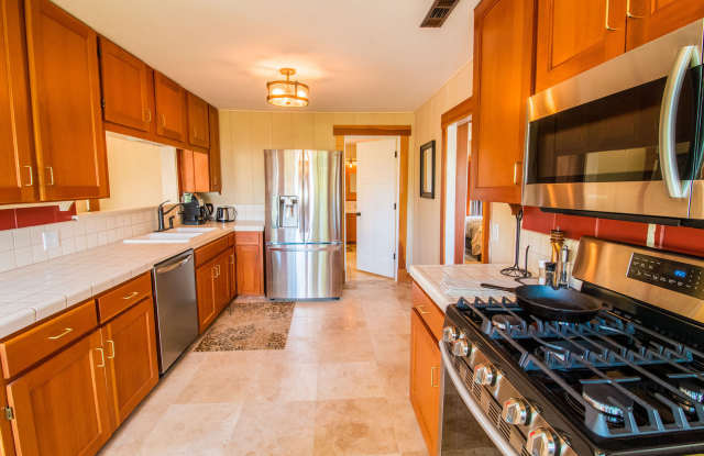 Zara's Cottage: Fully Furnished,  blocks to downtown Jacksonville, Garage $300 Utility Fee Gallery 4