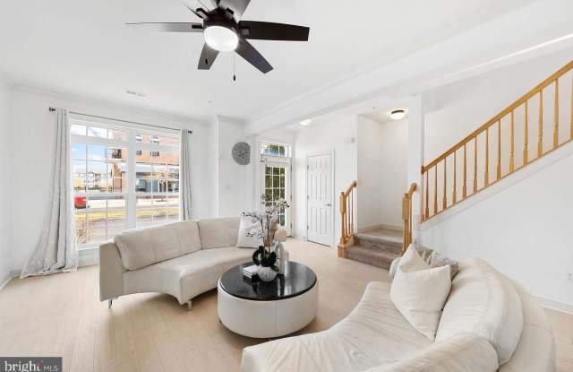 17405 N VILLAGE MAIN BOULEVARD Gallery 2