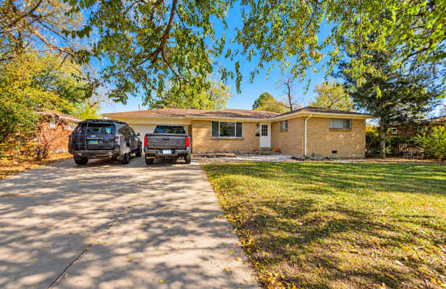3 Bedroom Home with Large Yard Gallery 1