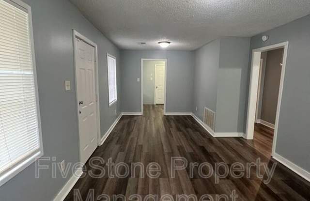 1300 Robinhood Ln Gallery 4