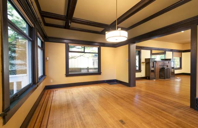 528 18th Avenue East Gallery 3