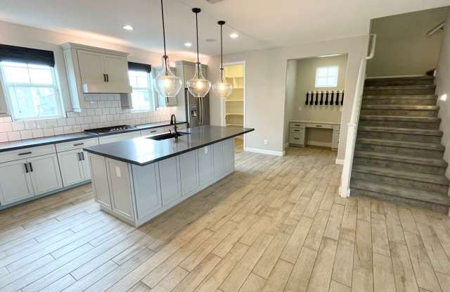 Gorgeous 3-story 4 bed/3.5 Bath former model home! Located at sought-after luxury HAVEN Community in Chandler! photos photos