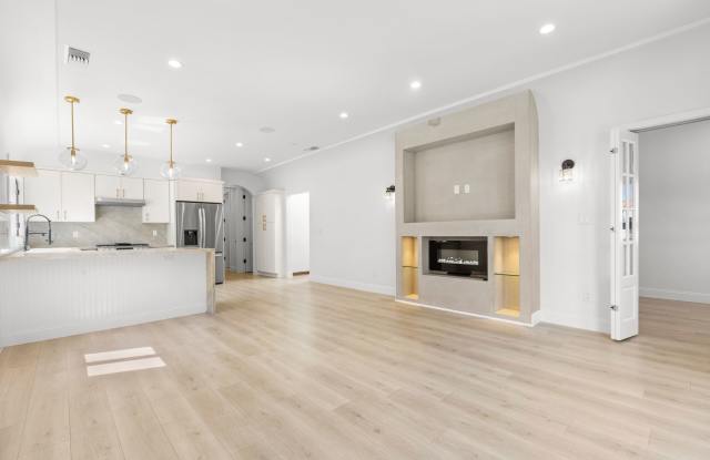 3 Bed / 2 1/2 Bath Luxury Apartments - Just steps from The Grove! Gallery 4