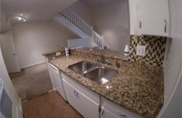 Convenient Layout- 3bed 2bath 3 story condo. Gallery 3