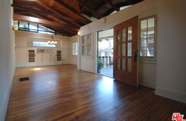 692 South GRAND Avenue Gallery 3