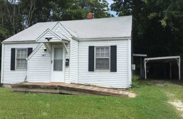 2 Bedroom 1 Bath Bungalow $795! Central Heat  Air! Cute! - 1517 West State Street, Springfield, MO 65806