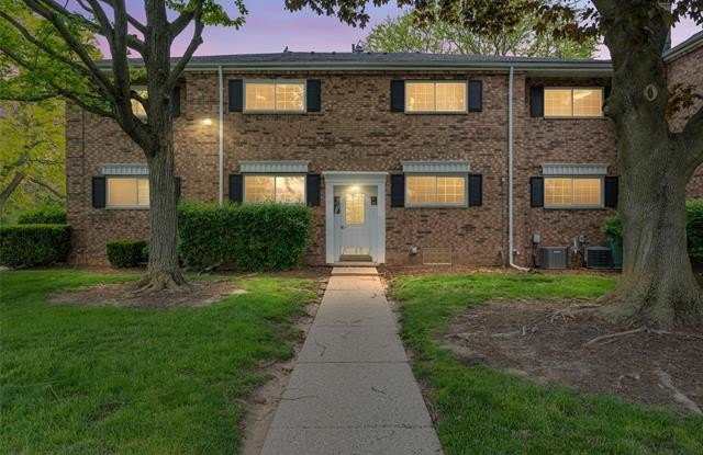 685 E Fox Hills Drive Gallery 1