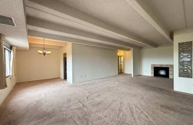 Large 2 bedroom, 2 bathroom unit with parking space in garage! Gallery 3