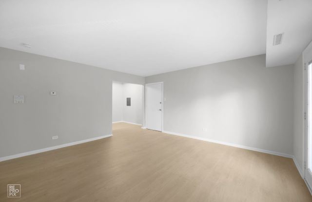 Lindenwood Courts Gallery 4