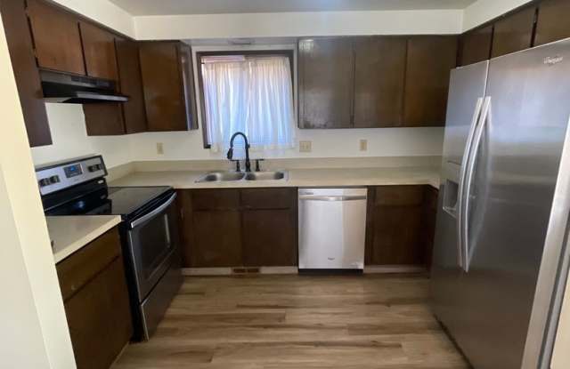 Convieniently located pet friendly 2 bedroom duplex with fresh updates! photos photos Convieniently located pet friendly 2 bedroom duplex with fresh updates! photos photos