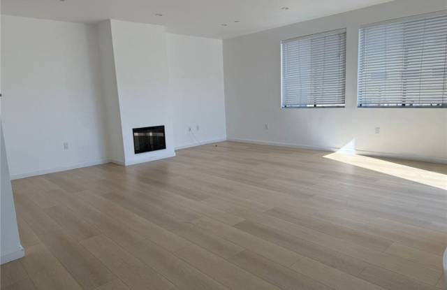 137 W 6th Street Gallery 3